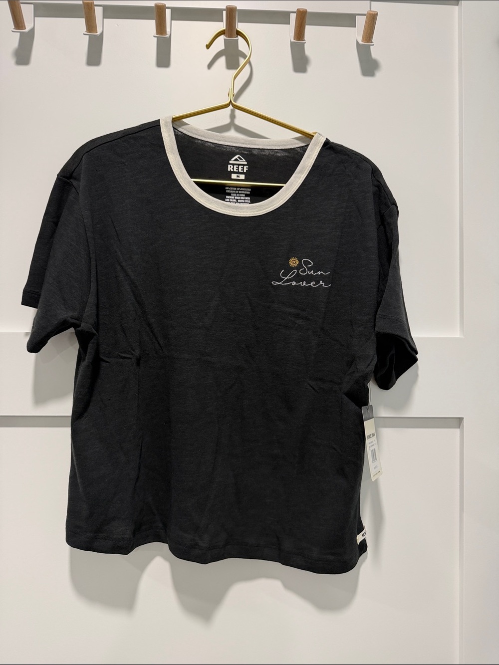 Reef Black Short-Sleeve Tee with Cream Collar and Sun Lover Embroidery
